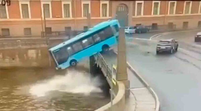 Vídeo: Autobús con más de 20 pasajeros se desploma en un río en San Petersburgo. Foto: Telegram / rtnews